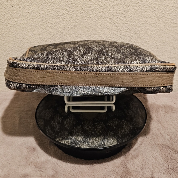 YSL Yves Saint Laruant Toilet Cosmetic pouch EUC - Picture 7 of 10